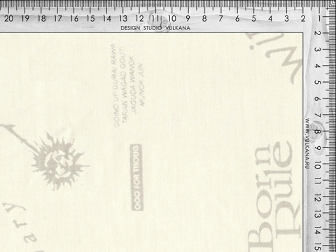 Кремовая ткань с текстовым рисунком из вискозы и полиэстера