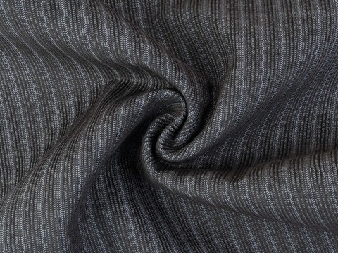 Серая ткань в полоску с чёрной изнанкой из полиэстера и хлопка