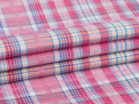 Хлопковая красно-розовая ткань в бело-синюю клетку