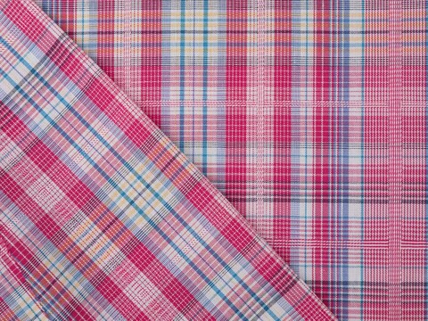 Хлопковая красно-розовая ткань в бело-синюю клетку