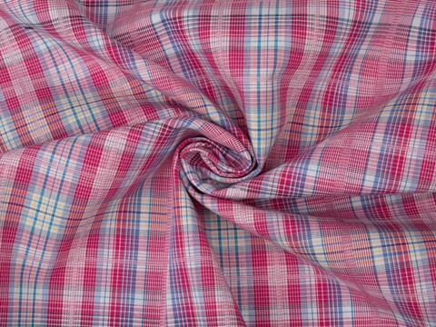 Хлопковая красно-розовая ткань в бело-синюю клетку
