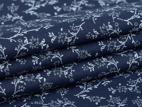 Синяя ткань с белым цветочным принтом хлопок с полиэстером