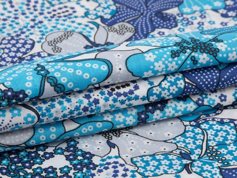 Сине-голубая ткань с цветочным принтом из хлопка и модала