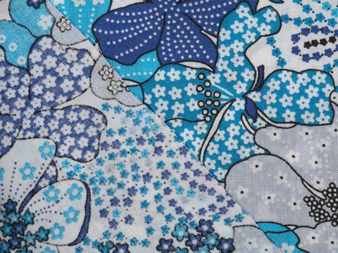 Сине-голубая ткань с цветочным принтом из хлопка и модала