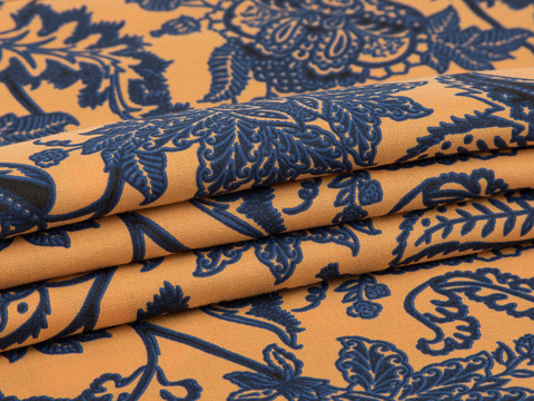 Абрикосово-оранжевая ткань с синим цветочным принтом из хлопка и модала