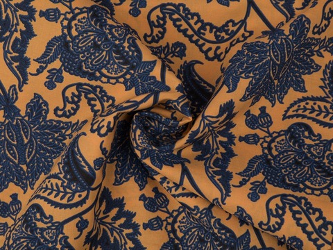 Абрикосово-оранжевая ткань с синим цветочным принтом из хлопка и модала
