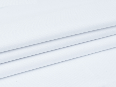 Однотонная саржа белого цвета из хлопка и полиэстера