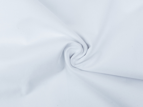 Однотонная саржа белого цвета из хлопка и полиэстера