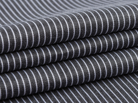 Чёрная саржа в тонкую белую полоску из полиэстера и хлопка