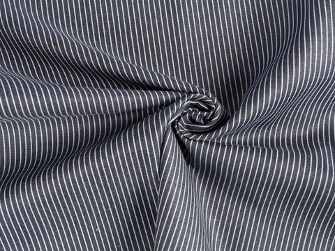 Чёрная саржа в тонкую белую полоску из полиэстера и хлопка