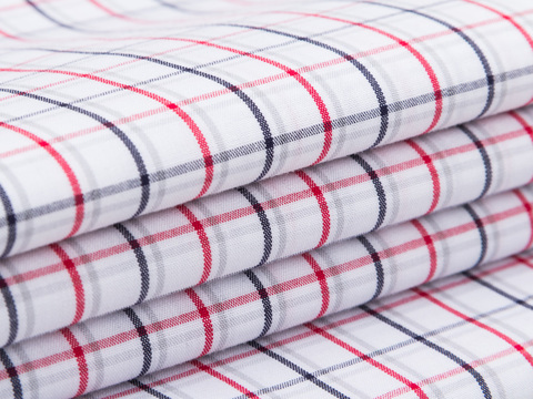Белая ткань в красно-синюю клетку из хлопка