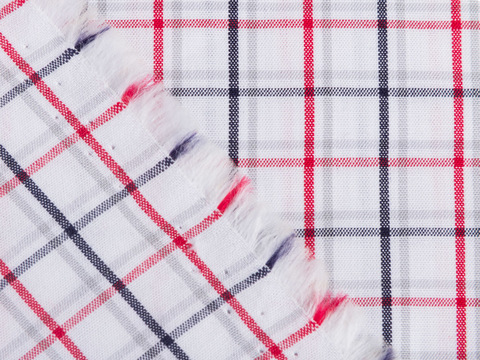 Белая ткань в красно-синюю клетку из хлопка