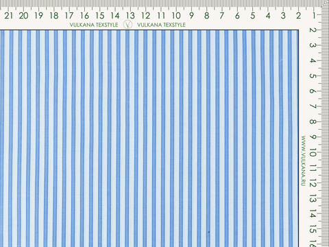 Белая ткань в узкую голубую полоску из полиэстера и хлопка