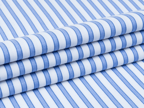 Белая ткань в узкую голубую полоску из полиэстера и хлопка
