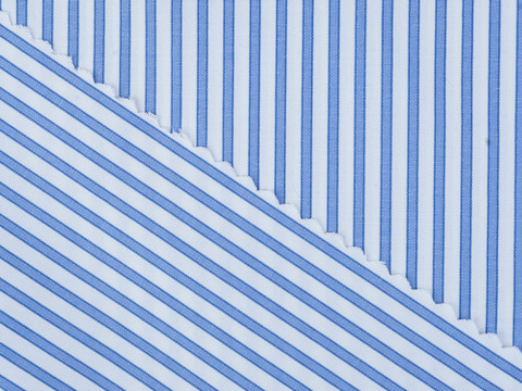 Белая ткань в узкую голубую полоску из полиэстера и хлопка