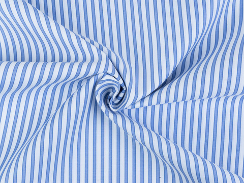 Белая ткань в узкую голубую полоску из полиэстера и хлопка