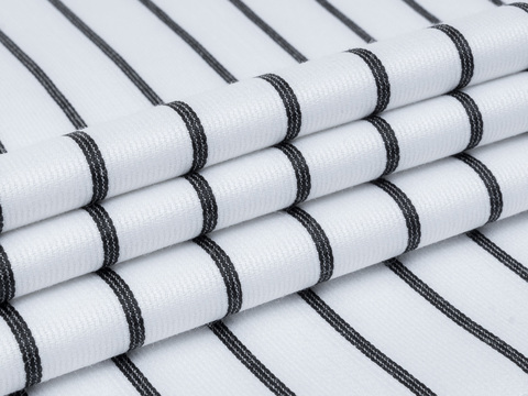 Белая ткань в узкую чёрную полоску из полиэстера и хлопка