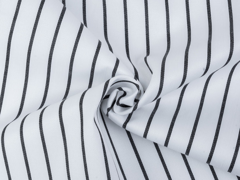 Белая ткань в узкую чёрную полоску из полиэстера и хлопка