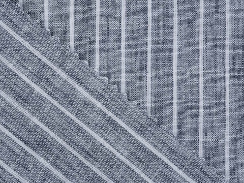 Серая ткань в белую полоску с полиэстером и хлопком