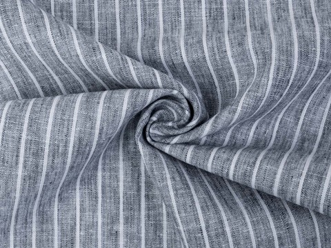 Серая ткань в белую полоску с полиэстером и хлопком
