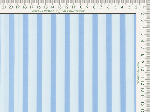 Белая ткань в голубую полоску из полиэстера и хлопка