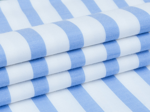 Белая ткань в голубую полоску из полиэстера и хлопка