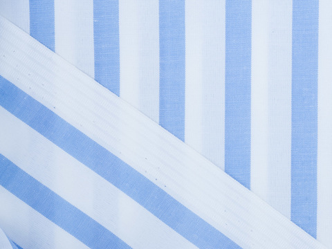 Белая ткань в голубую полоску из полиэстера и хлопка