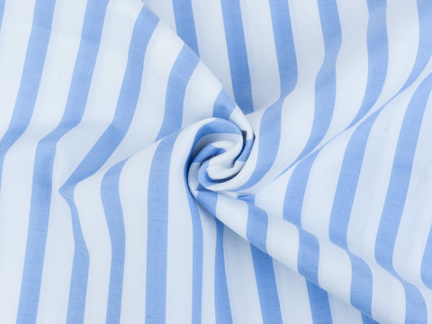 Белая ткань в голубую полоску из полиэстера и хлопка