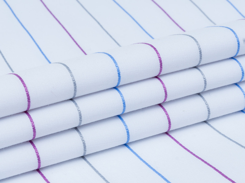 Голубая ткань в серо-сине-фиолетовую тонкую полоску из полиэстера и хлопка