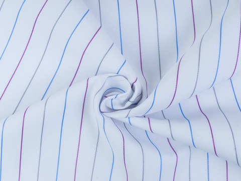 Голубая ткань в серо-сине-фиолетовую тонкую полоску из полиэстера и хлопка