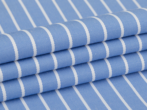 Синяя ткань в вертикальную белую полоску из полиэстера и хлопка