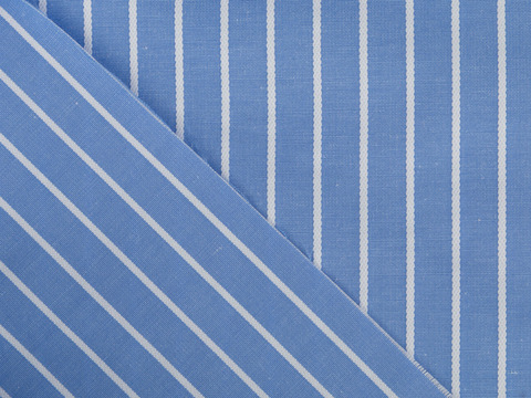 Синяя ткань в вертикальную белую полоску из полиэстера и хлопка