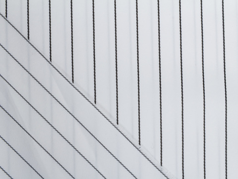 Белая ткань в узкую чёрную полоску из полиэстера