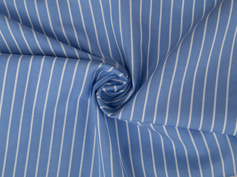 Синяя ткань в вертикальную белую полоску из полиэстера и хлопка