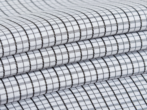 Белая ткань в мелкую чёрную клеточку из полиэстера