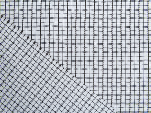 Белая ткань в мелкую чёрную клеточку из полиэстера