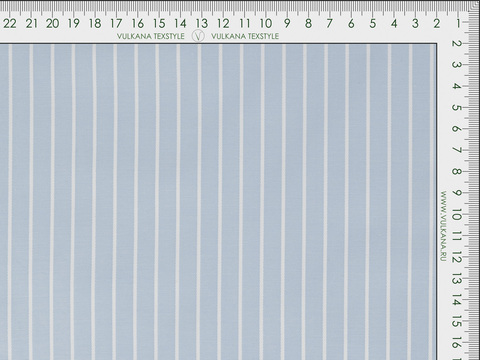 Светло-голубая ткань в тонкую белую полоску из полиэстера и хлопка