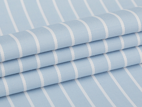 Светло-голубая ткань в тонкую белую полоску из полиэстера и хлопка