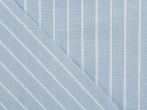 Светло-голубая ткань в тонкую белую полоску из полиэстера и хлопка