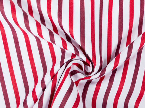 Белая ткань в узкую красную и бордовую полоску из полиэстера и хлопка
