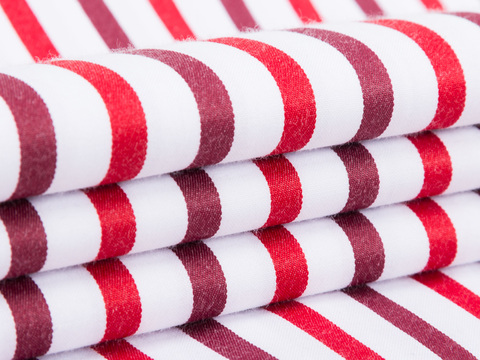 Белая ткань в узкую красную и бордовую полоску из полиэстера и хлопка
