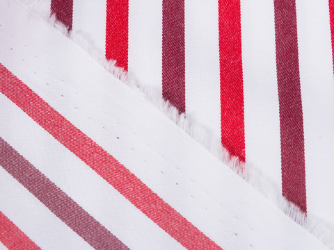 Белая ткань в узкую красную и бордовую полоску из полиэстера и хлопка