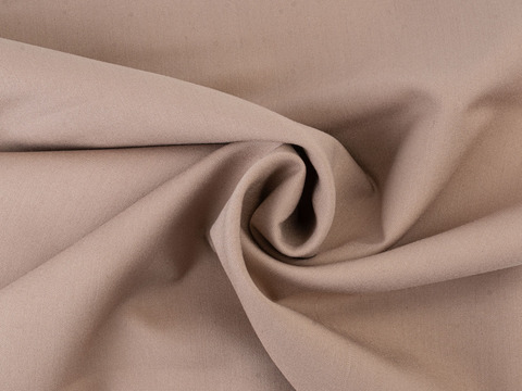 Однотонный поплин оттенка скорлупы кокосового ореха из полиэстера и вискозы