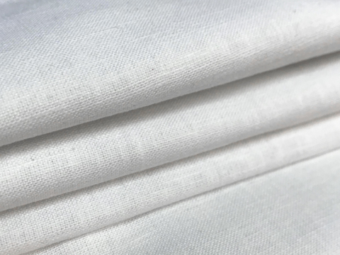 Однотонная плотная ткань белого цвета из хлопка и полиэстера