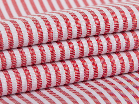 Ткань в узкую красно-белую полоску из полиэстера и вискозы