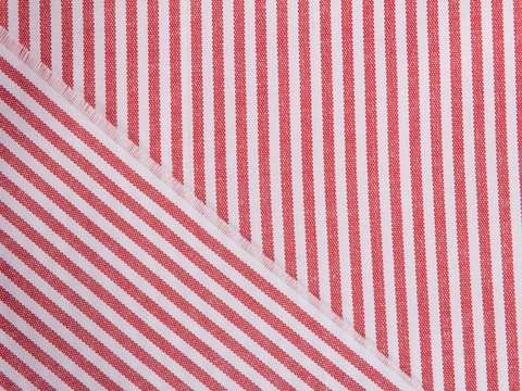 Ткань в узкую красно-белую полоску из полиэстера и вискозы