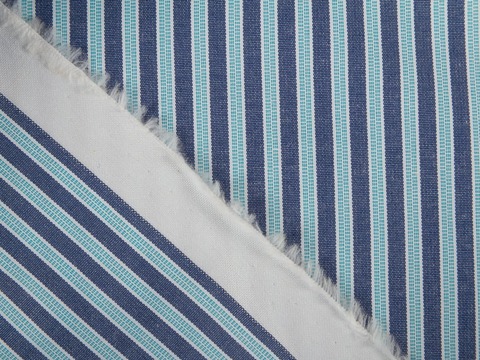 Ткань в узкую бело-сине-нефритовую полоску из полиэстера и хлопка