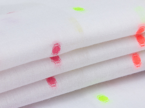 Ткань белого цвета в мелкий разноцветный горох из хлопка