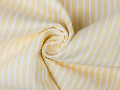 Бледно-жёлтая ткань в белую полоску из полиэстера и хлопка