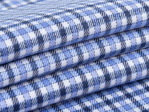 Белая ткань в мелкую сине-голубую клетку из полиэстера